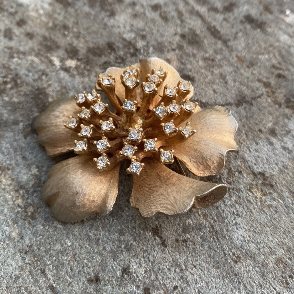 “HAR” VINTAGE Mid century STARBURST Brooch signed gold overrlay